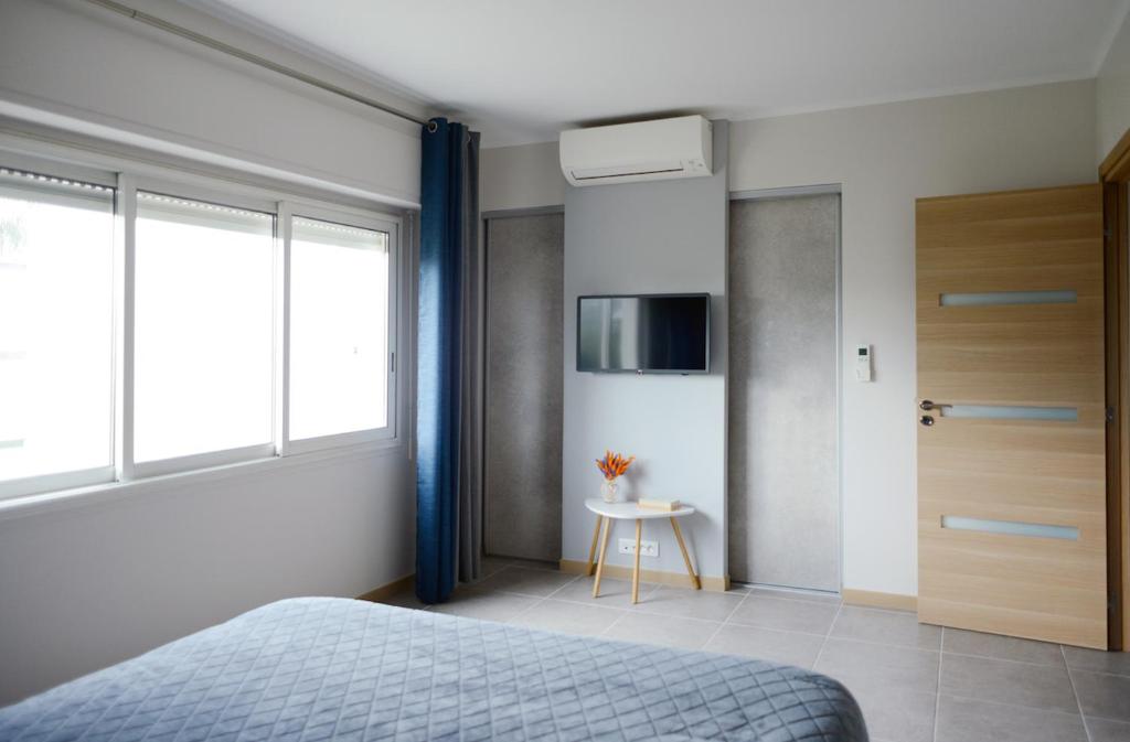 戛纳2BDR Reine Astrid的一间卧室配有一张床、一扇门和一张桌子
