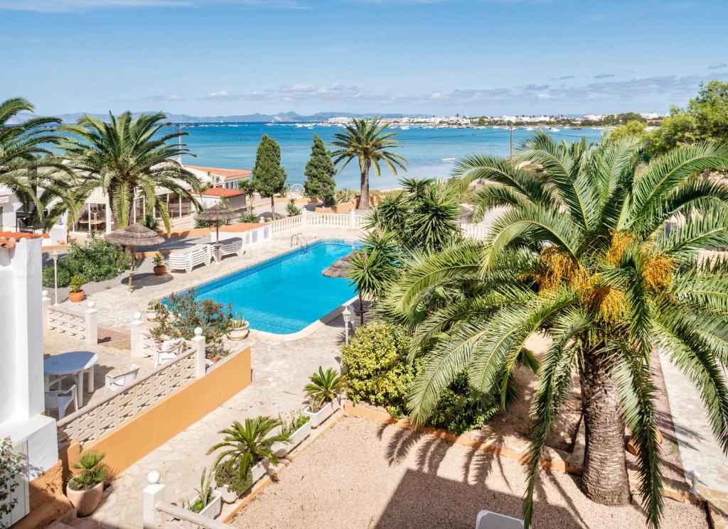 拉萨维纳Hotel Lago Dorado - Formentera Break的享有度假村的空中景致,设有游泳池和棕榈树
