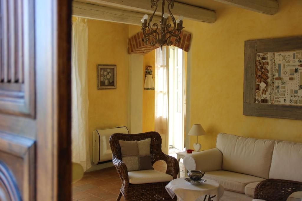 Mombello Monferrato坎迪内塔度假酒店的客厅配有沙发、椅子和桌子