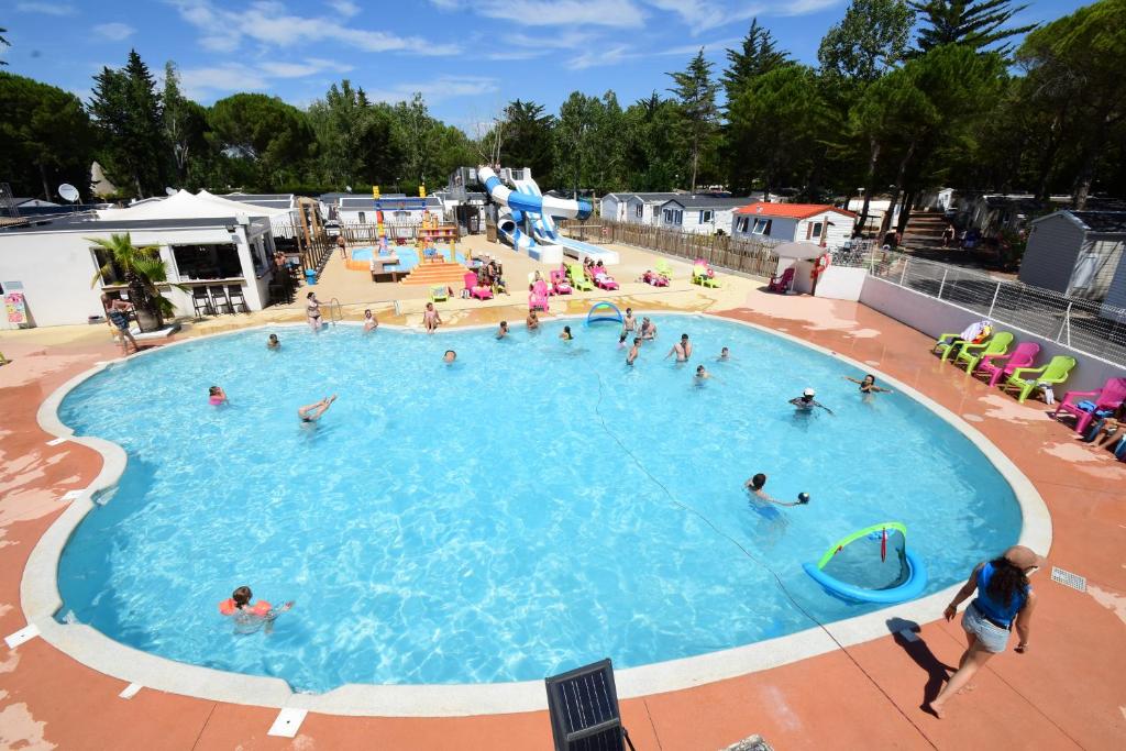 拉格朗德默特Maïana Resort的一群人在大型游泳池里