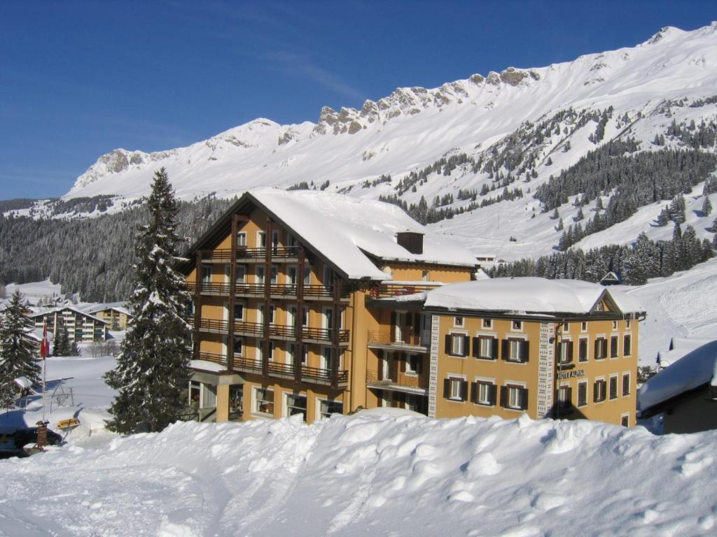 帕尔潘阿尔皮纳巴班酒店的一座大雪地建筑,山中