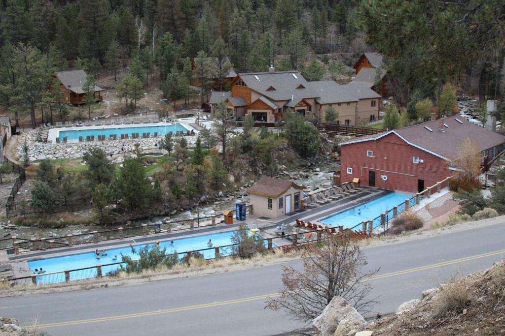 布埃纳维斯塔Mount Princeton Hot Springs Resort的享有度假胜地的空中景致,设有2个游泳池