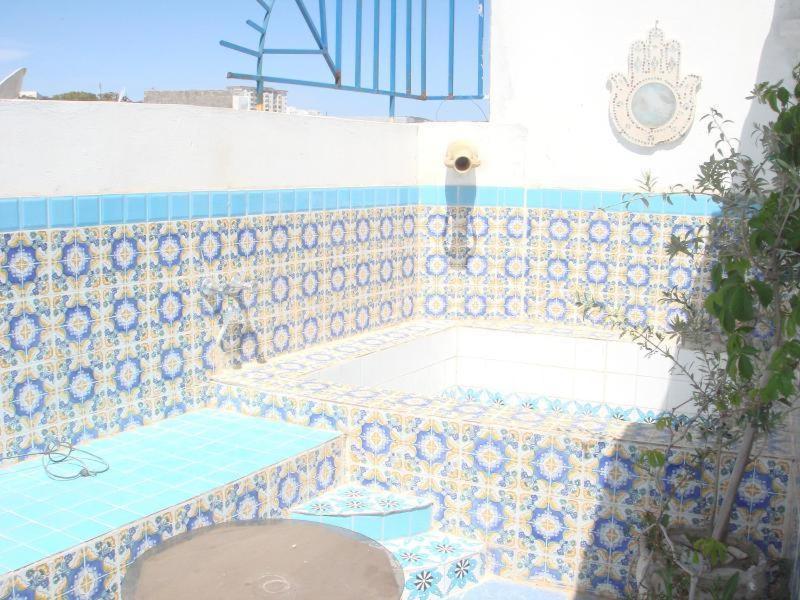 比塞大Dar Warda的一个带蓝色和白色瓷砖墙的游泳池