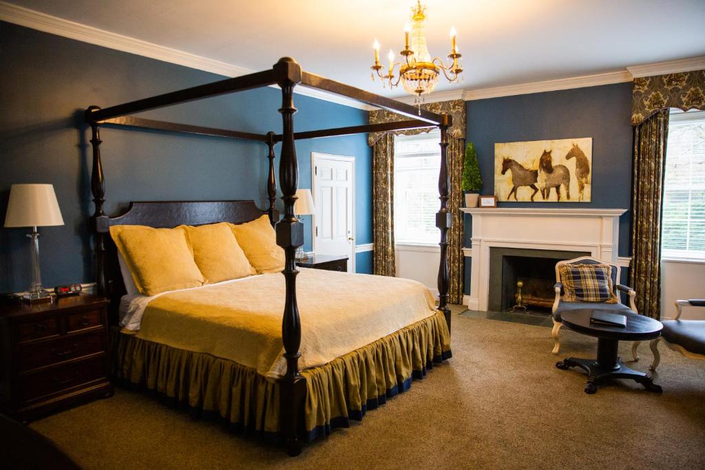 Providence Manor House Bed & Breakfast客房内的一张或多张床位