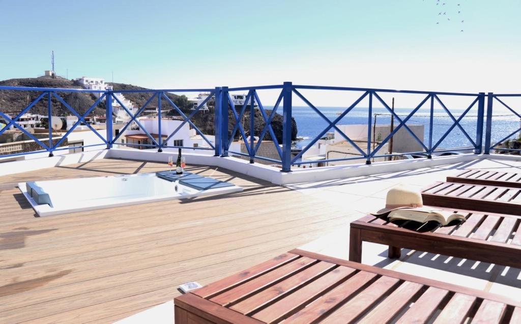 普雷塔斯Trisara - Las Playitas的甲板上设有两个长椅和一个船上游乐场