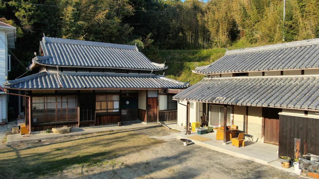 南淡路市猫と図書館のある宿 草地家 Kusachike的两栋带屋顶建筑的顶部景观