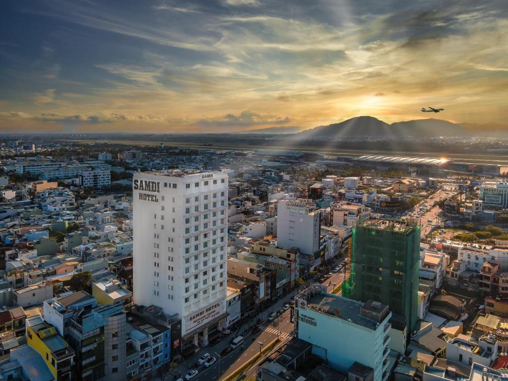 岘港Samdi Da Nang Central Hotel的飞机飞越城市的空中景色