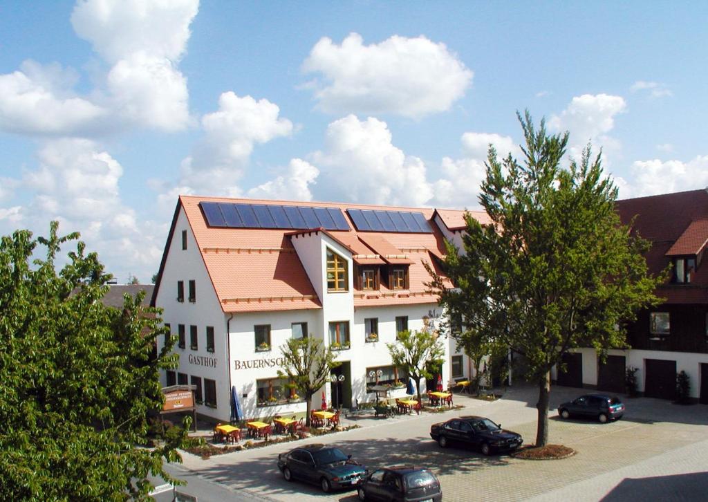 波滕施泰因Landhotel Bauernschmitt的屋顶上设有太阳能电池板的建筑