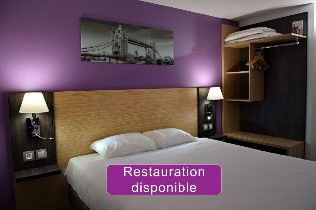 伊拉格尼Contact Hotel Restaurant Bleu France - Eragny Cergy的酒店客房 - 带一张坐卧两用床