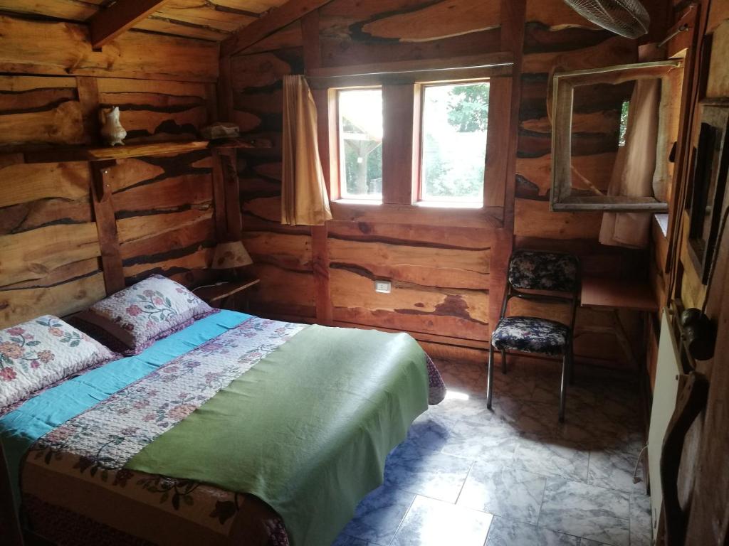 坦迪尔Cabañas Monje的小木屋内一间卧室,配有一张床