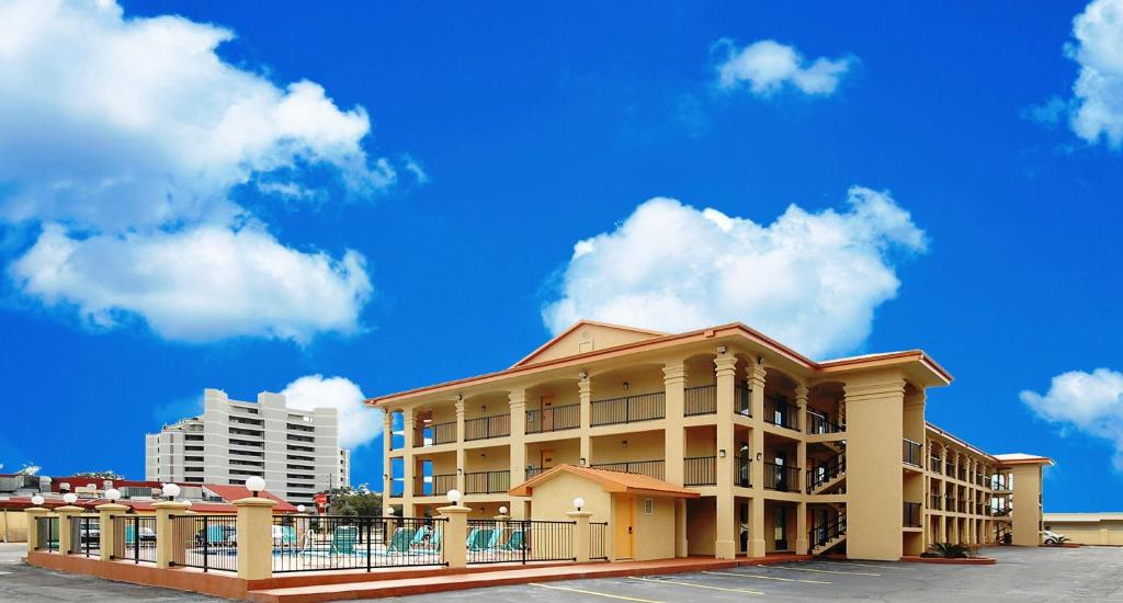 沃尔顿堡滩菲尔维汽车旅馆的蓝色天空和云层的酒店大楼