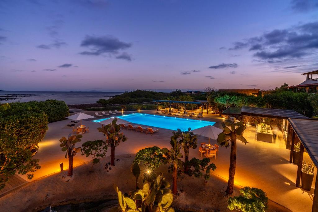 阿约拉港加拉帕戈斯芬奇湾酒店的享有游泳池的顶部景色