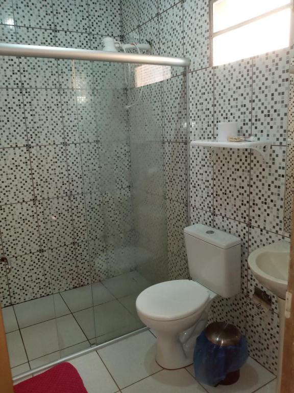 卡罗莱纳Casa de temporadas Simone/ Rafael的一间带卫生间和水槽的浴室