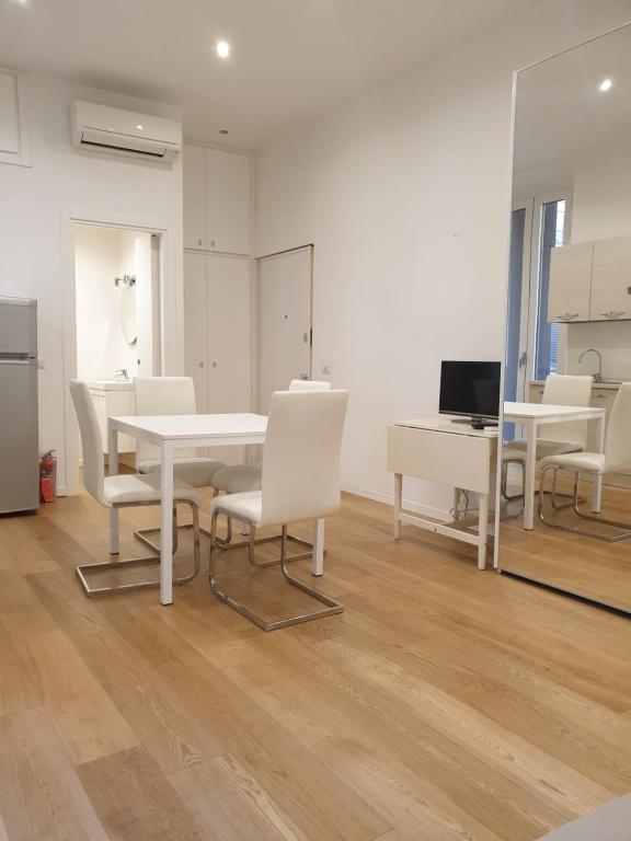 米兰Kibilù - Via Washington的白色的用餐室配有白色的椅子和桌子