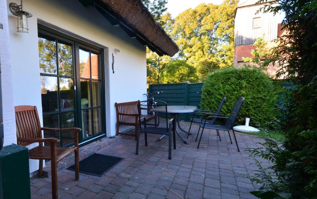 格罗斯齐克Eck-Reethaus-Kirchhaus的一座带椅子和桌子的庭院位于一座建筑旁边