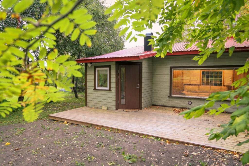 KäinaBaltic Getaway的小屋前方设有木制甲板