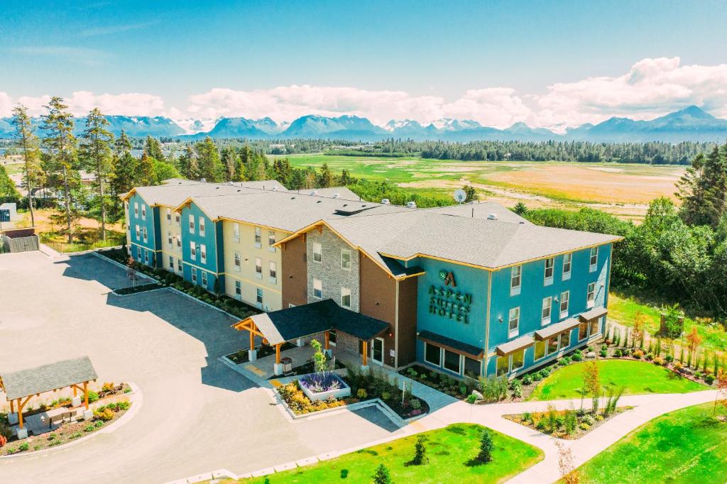 荷马Aspen Suites Hotel Homer的享有建筑的空中景观,以群山为背景