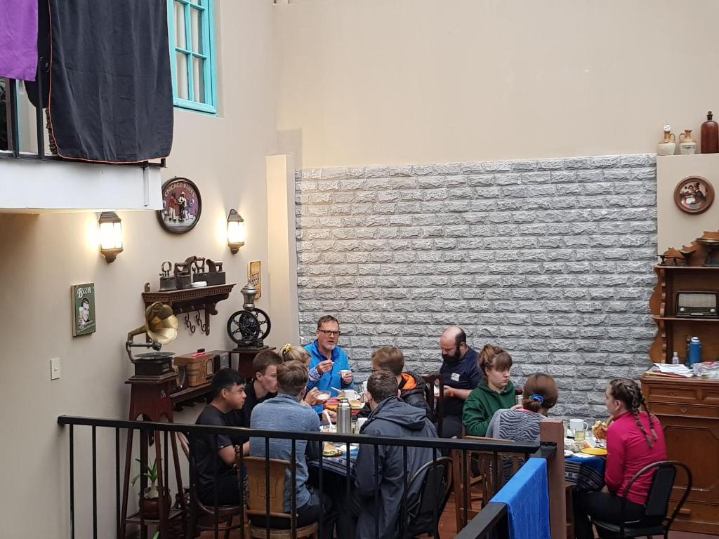 拉巴斯Hospedaje Milenio的一群坐在餐厅桌子上的人