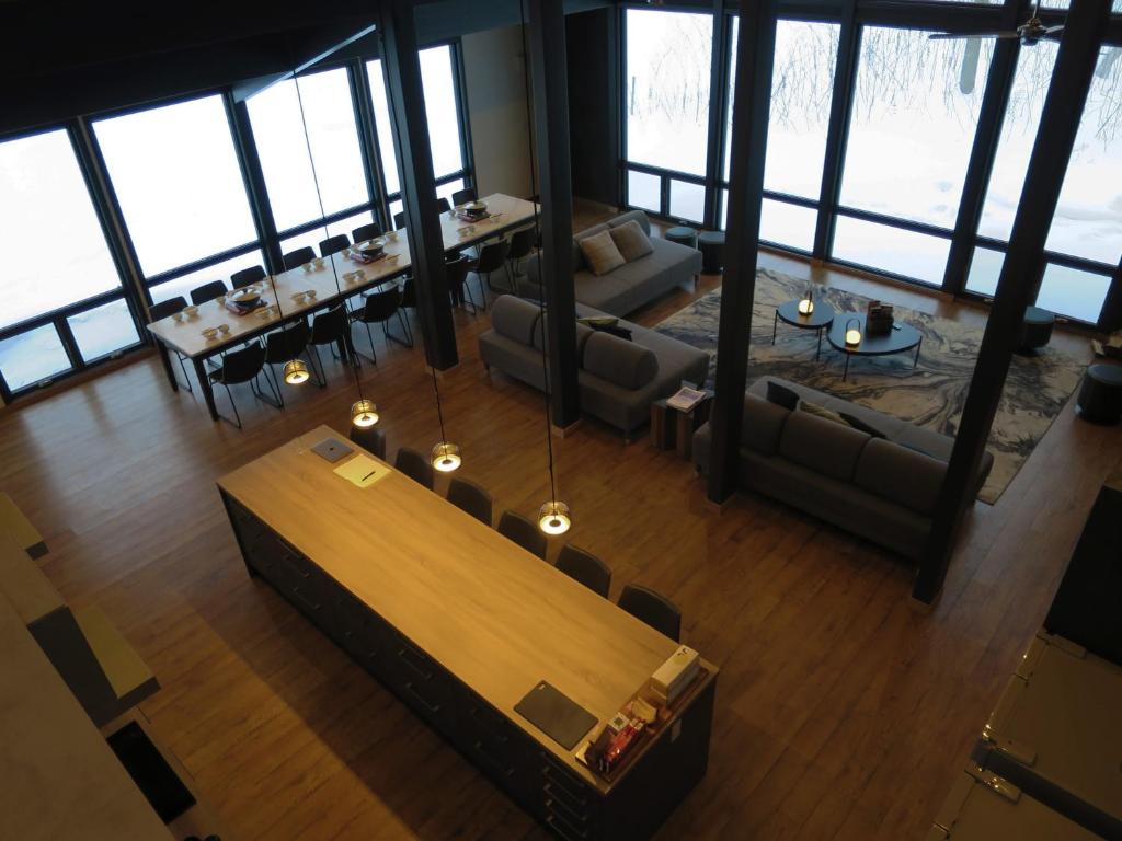 二世古Hakobune Niseko - Chalets & Apartments的享有带桌椅的餐厅的顶部景致
