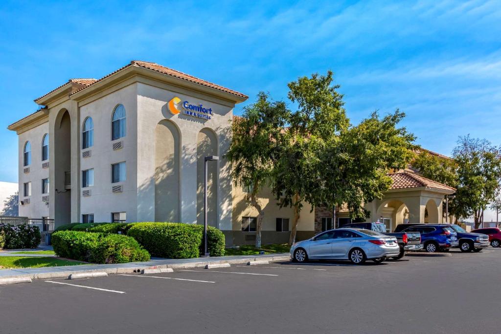 凤凰城Comfort Inn & Suites Phoenix North - Deer Valley的停车场前停有车辆的酒店