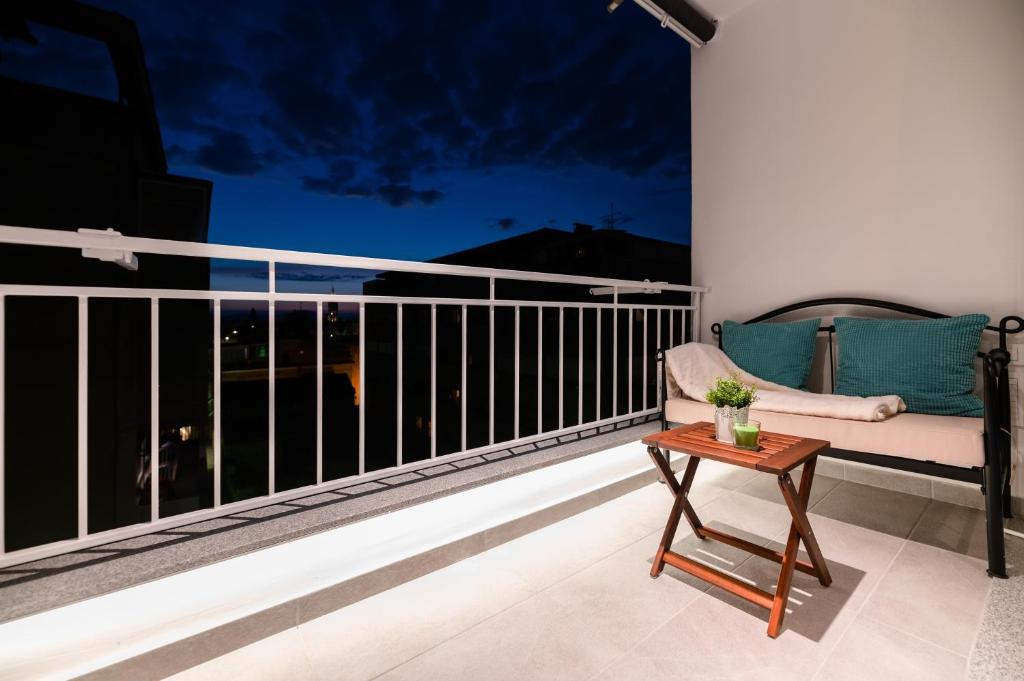 扎达尔Kailani Luxury Central 3 Bedroom, 3 Bathroom Apartment With a Sunny Balcony的阳台配有沙发和桌子。