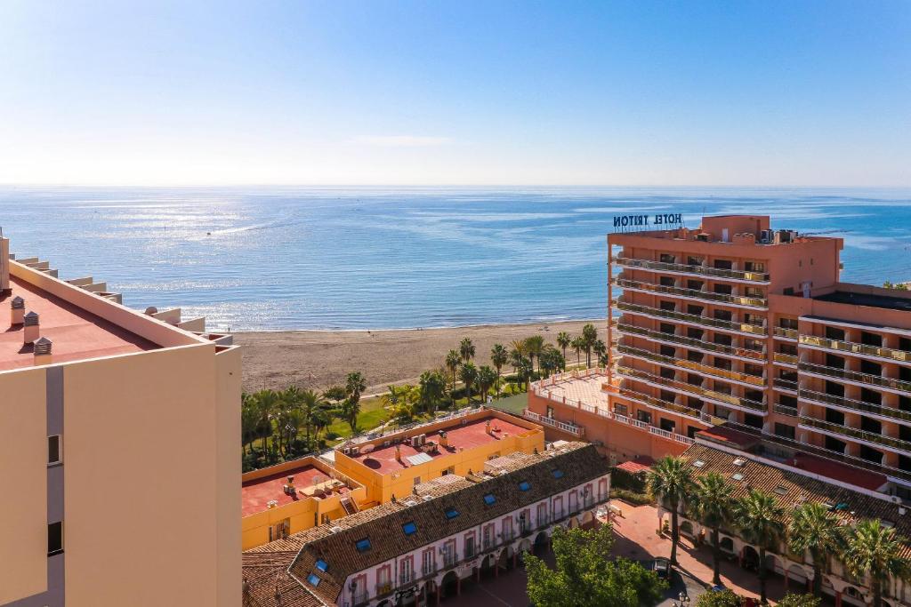 贝纳尔马德纳戴安娜公寓 的享有酒店和海洋的空中景致