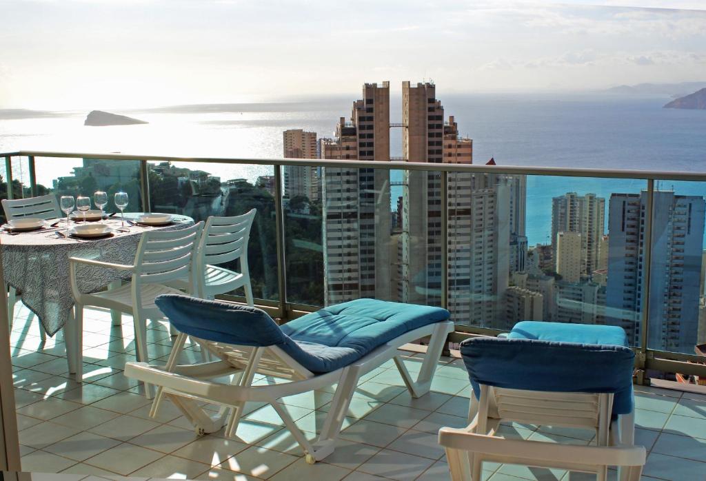 贝尼多姆Stunning sea views from a 2-bedroom apartment on the 26th floor的一个带桌椅的海景阳台