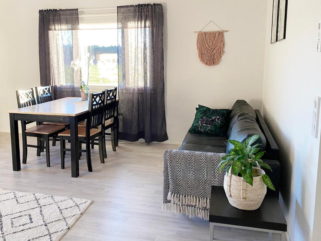 HaapavesiCozy apartment with sauna的客厅配有沙发和桌子