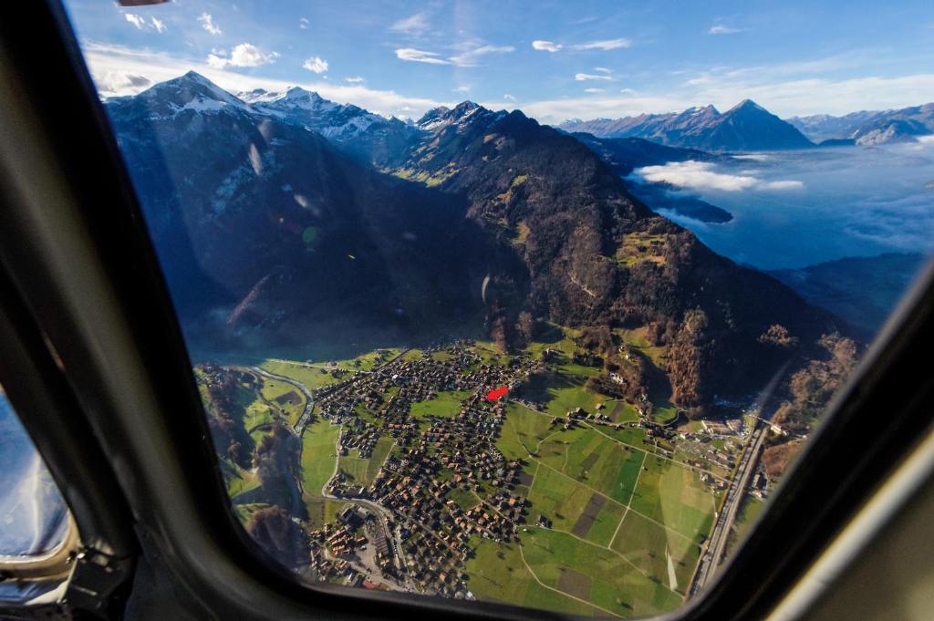 维尔德斯韦尔Swiss Holiday House的从飞机窗口欣赏到城市的空中景观
