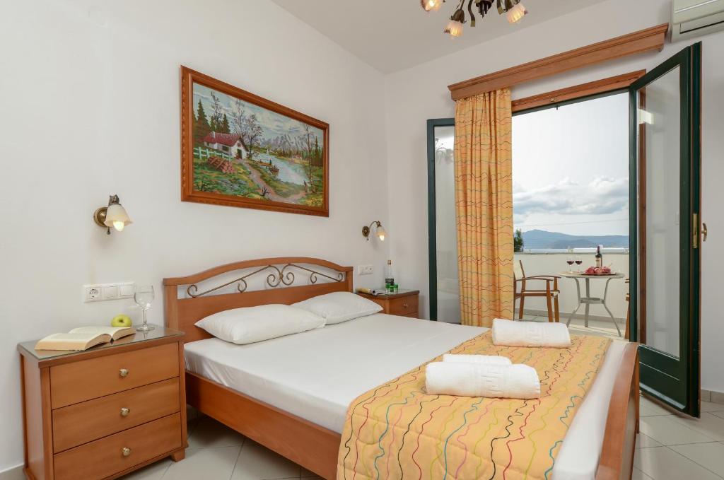 圣安娜纳克索斯多菲公寓的一间卧室配有一张床,享有海景