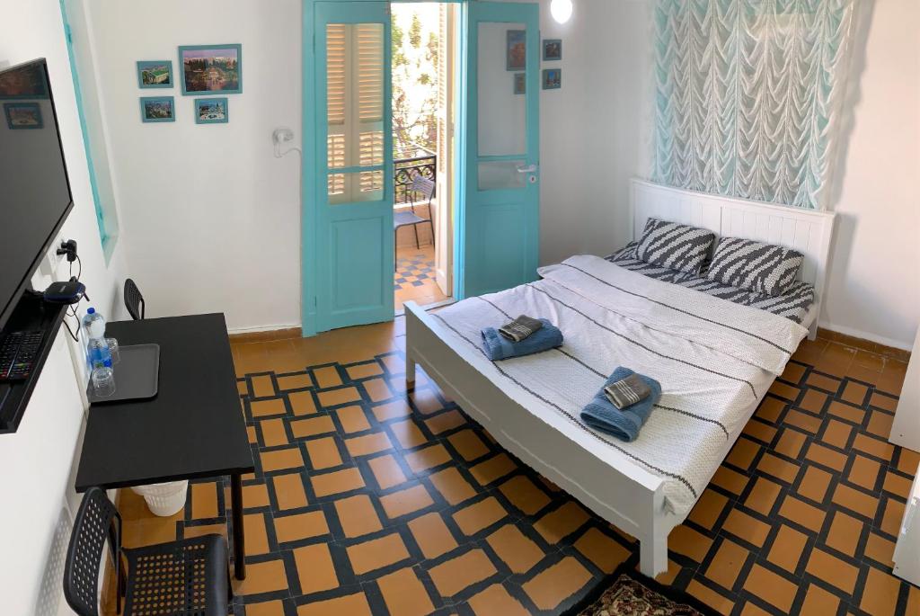 海法Apartments COMFY - for a quiet family holiday的一间卧室配有一张带两个枕头的床