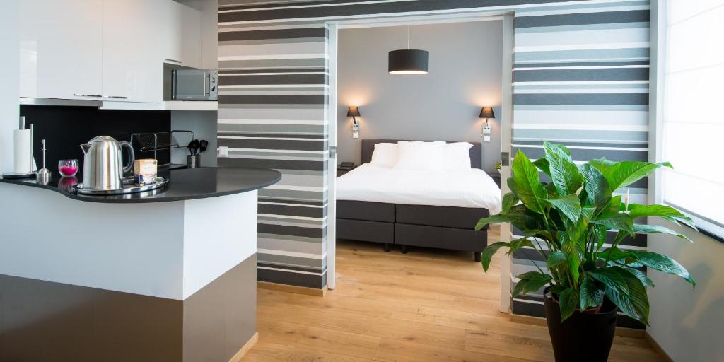 布鲁塞尔丹斯切尔大道住宿加早餐旅馆的酒店客房带一张床和一个厨房