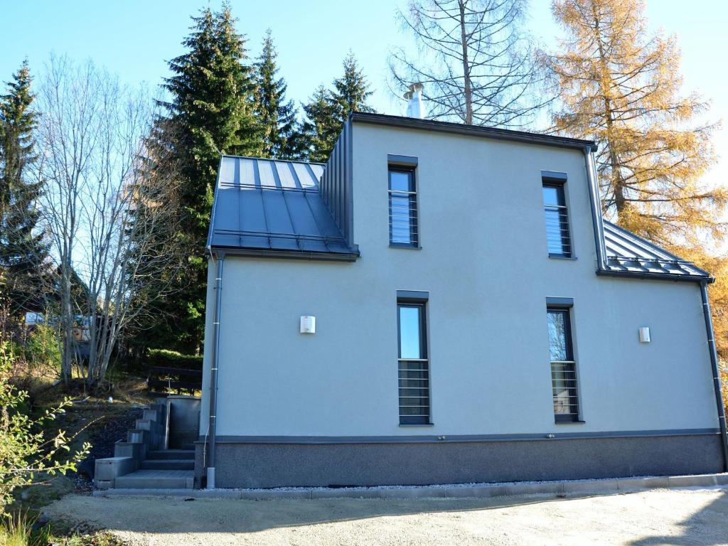 泽勒兹纳·鲁达Quaint Holiday Home in elezn Ruda near Ski Area的一座白色的房子,上面装有太阳能电池板