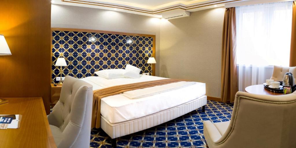 尼赖吉哈佐中央酒店的配有一张床和一张书桌的酒店客房