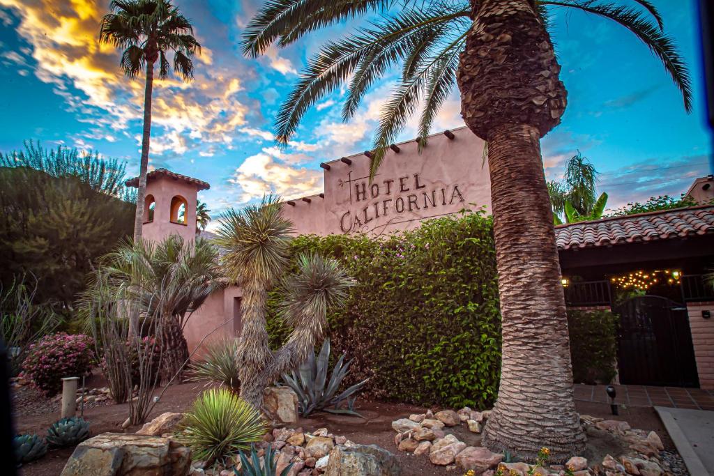棕榈泉加利福尼亚酒店的一座带标志的建筑前的棕榈树