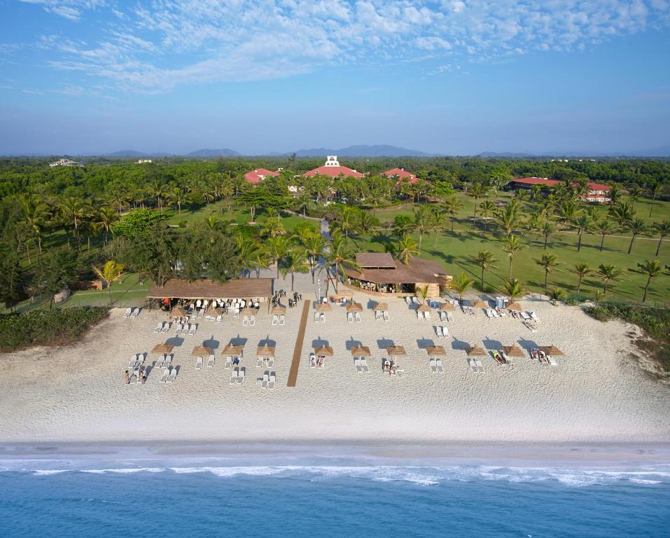 瓦尔恰卡拉维尔海滩度假村的享有海滩的空中景致,配有椅子和遮阳伞