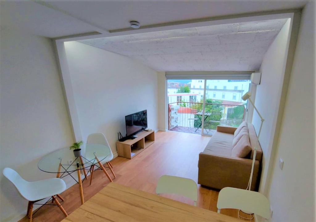 布拉加Anjo33 Flats的客厅配有沙发和桌椅