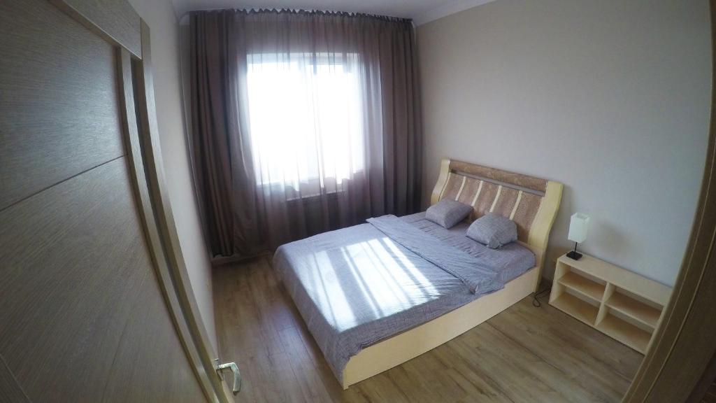 敖德萨Просторная квартира в Одессе的一间小卧室,配有床和窗户