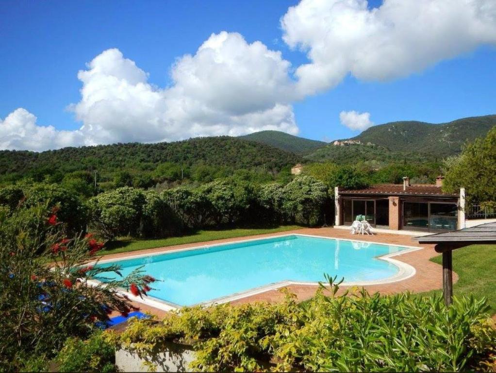 加沃拉诺Colle Cavalieri - Country House的一座位于山丘庭院内的游泳池
