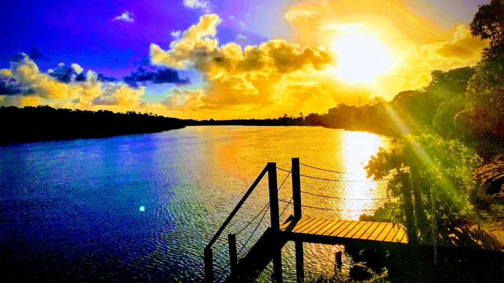 伊尔哈德博伊巴Casinha Amarela Chales Boipeba的享有河流和日落美景