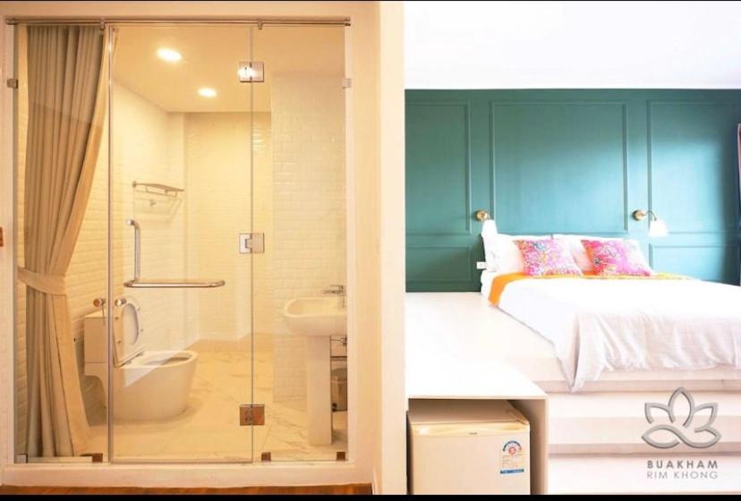 金三角Buakham Rim Khong บัวคำริมโขง的一间卧室配有一张床,浴室设有淋浴。