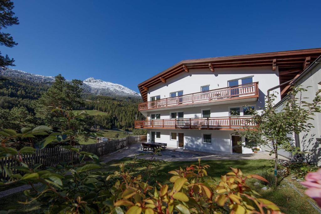 索尔登阿帕德珠峰酒店的一座大建筑,设有阳台,享有山脉的背景