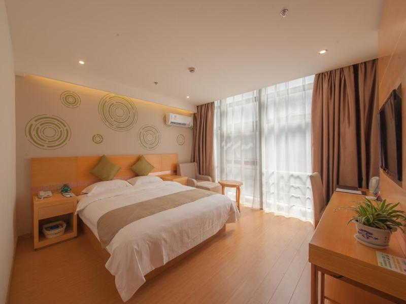 苏州格林豪泰江苏省苏州市工业园区星龙街快捷酒店的一间卧室配有一张大床和电视