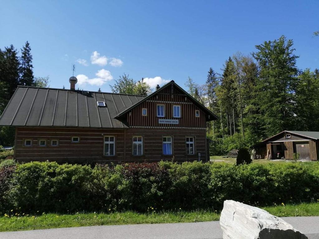 扬斯凯拉兹涅chata Švýcarský dvůr的大型木房子,设有 ⁇ 盖屋顶