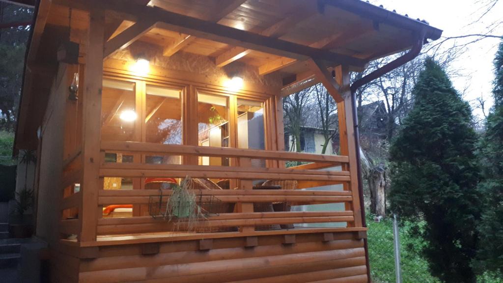 维索科Obiteljski Apartman Borovi的庭院中的木制凉亭