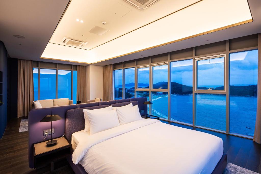 仁川市The Week & Resort的一间卧室设有一张大床和大窗户