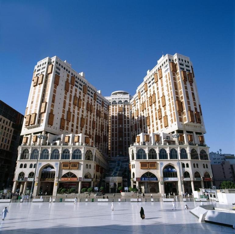 麦加Makkah Hotel的两座高楼,前面有一个广场