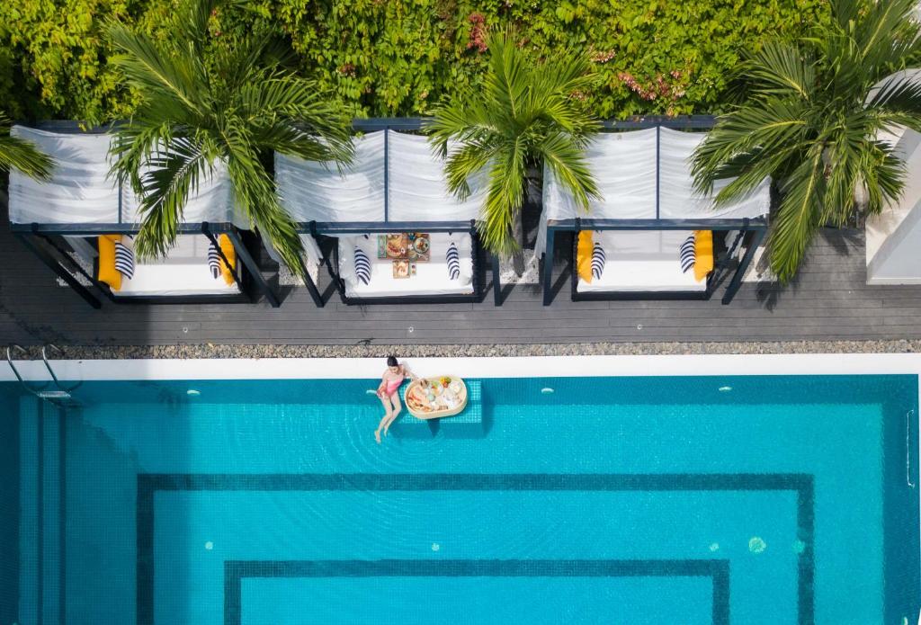 会安会安至诚酒店及Spa的游泳池冲浪板上的人的头顶景色