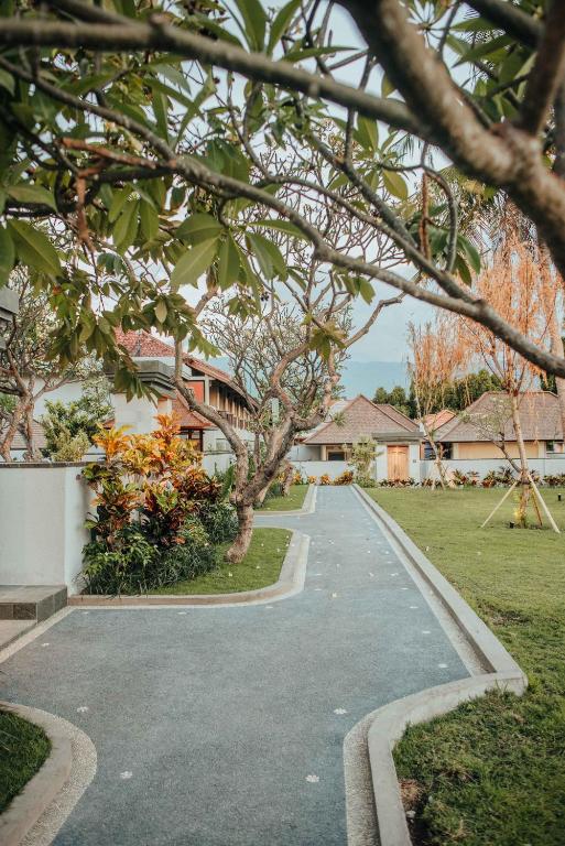 New Sunari Lovina Beach Resort外面的花园