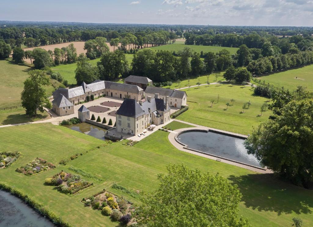 BlayManoir de Cléronde - B&B的享有带池塘的大型庄园的空中景致